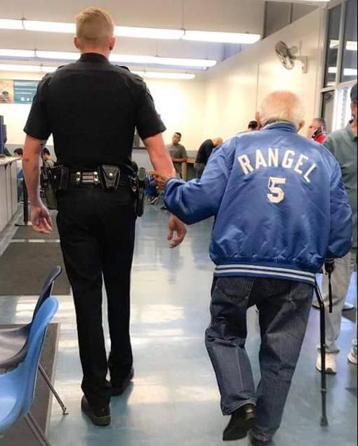 The policeman took measures related to the old man who was kicked out of Bank of America